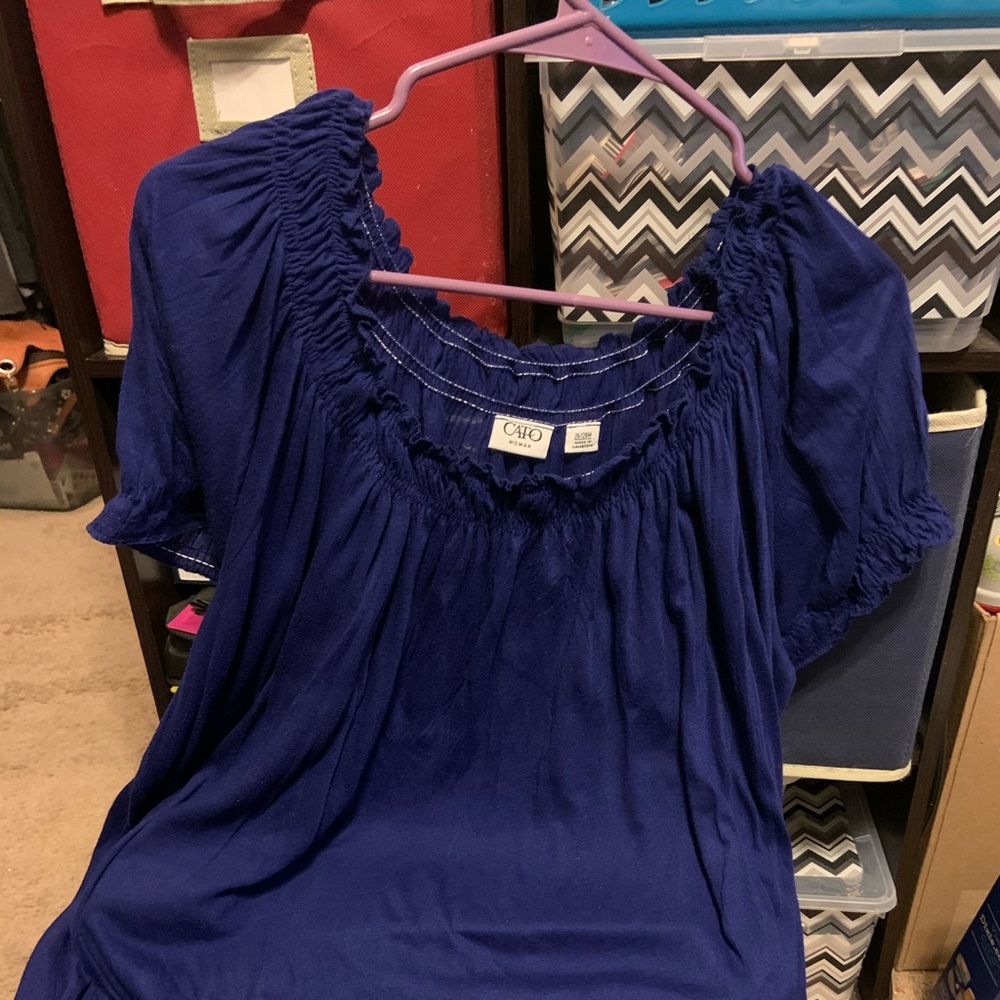 Blue blouse with elastic around the neck